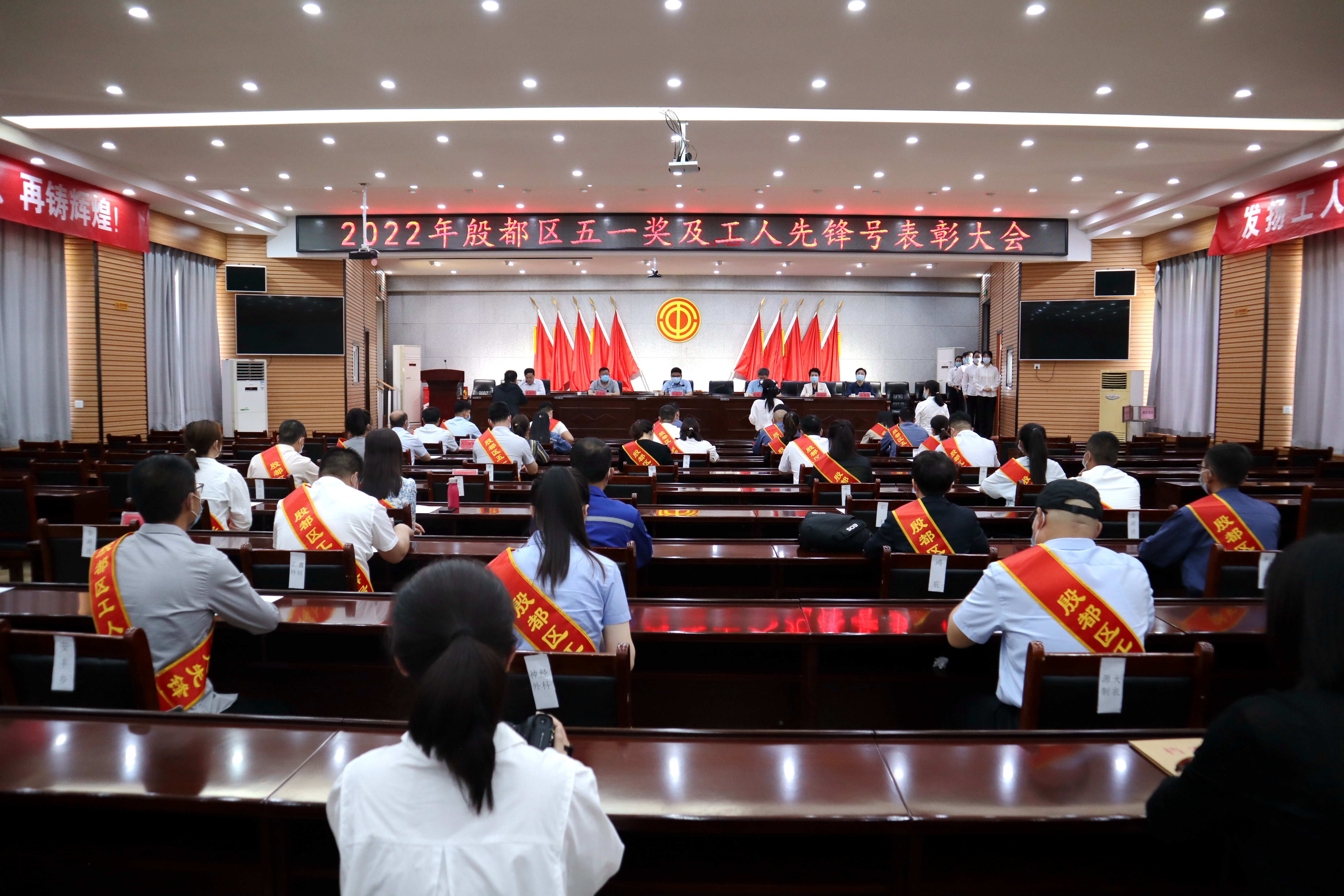 【喜訊】鴻宸公司財務部榮獲殷都區(qū)工人先鋒號、姬江波同志榮獲殷都區(qū)五一勞動獎章！